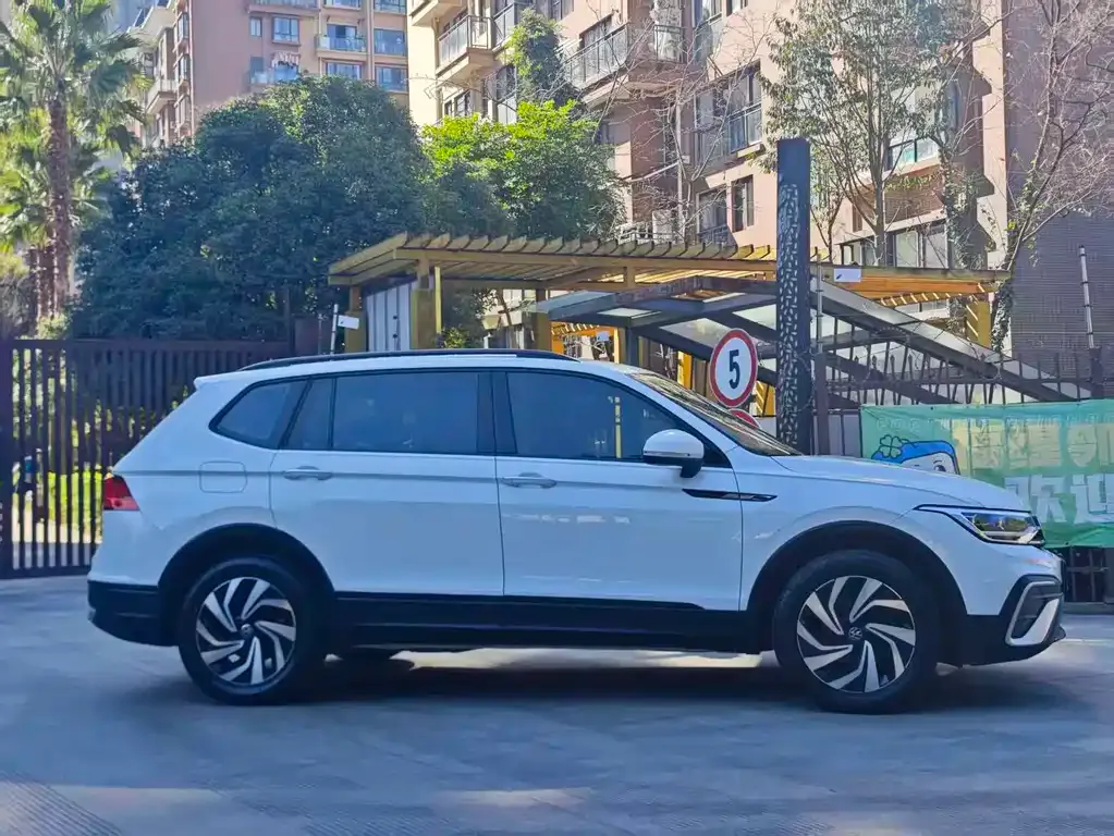 Volkswagen Tiguan L — фото 8