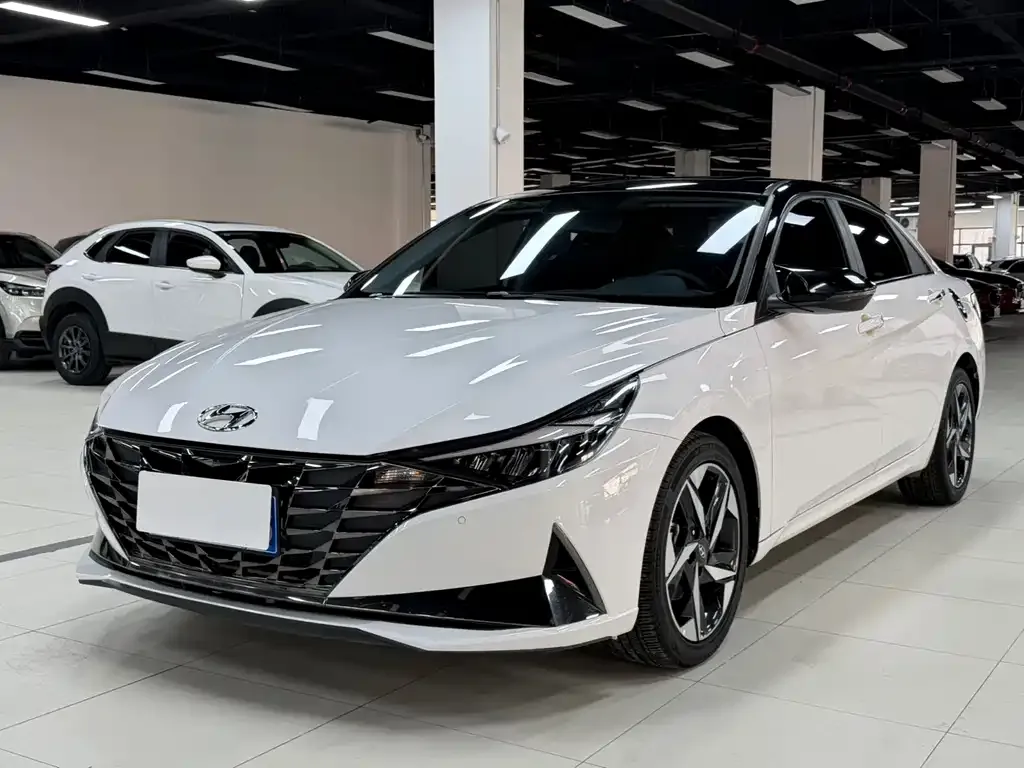 Hyundai Elantra — фото 1
