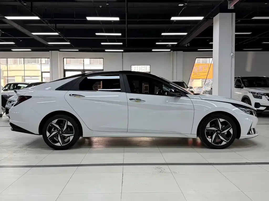 Hyundai Elantra — фото 10
