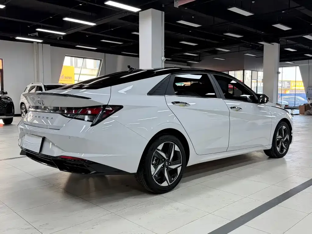 Hyundai Elantra — фото 3