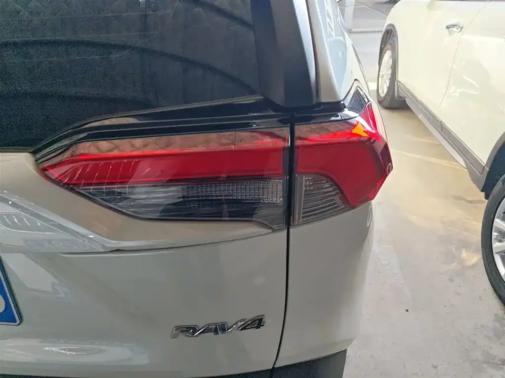 Toyota RAV4 — фото 10