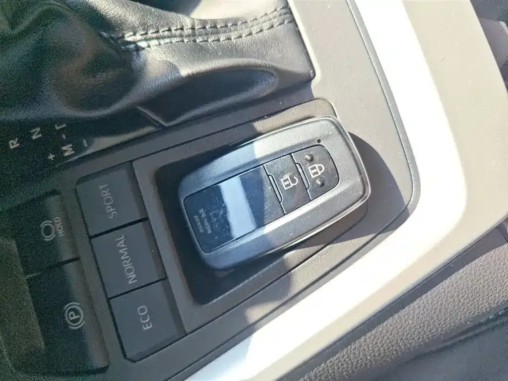 Toyota RAV4 — фото 4