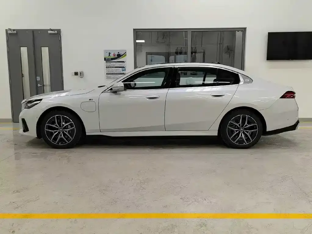 BMW i5 — фото 2