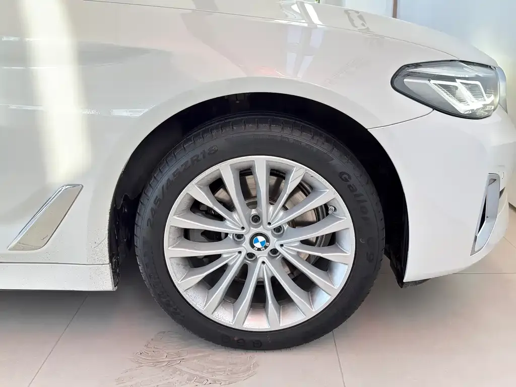 BMW 5 Series — фото 9