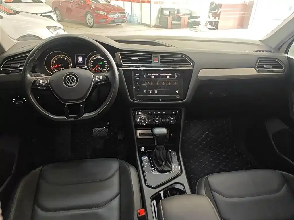 Volkswagen Tiguan L — фото 5
