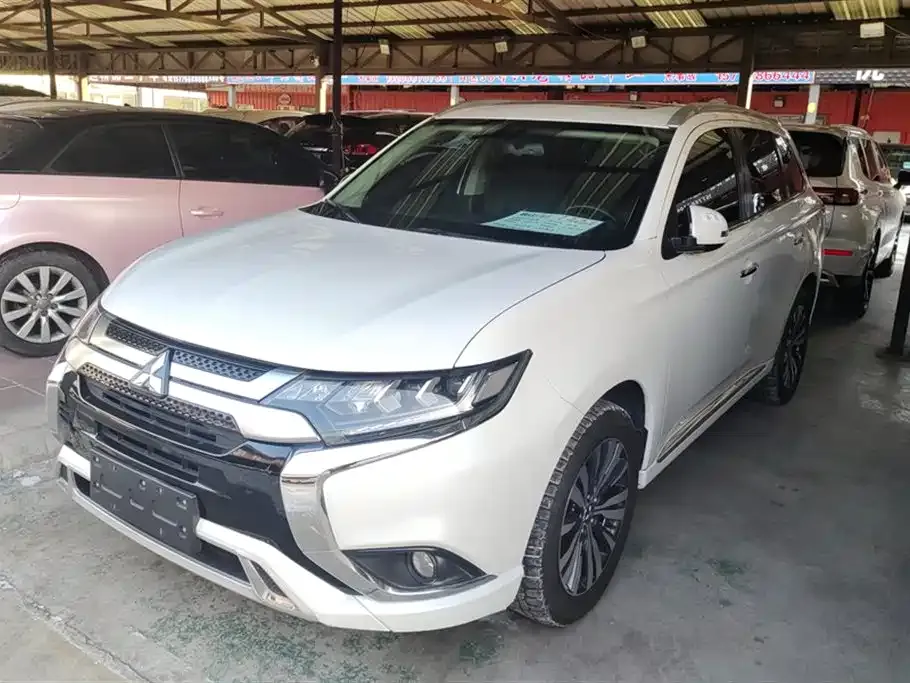 Mitsubishi Outlander — фото 1