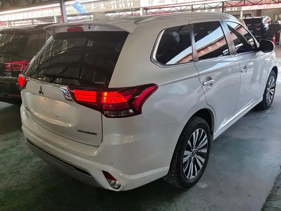 Mitsubishi Outlander — фото 6