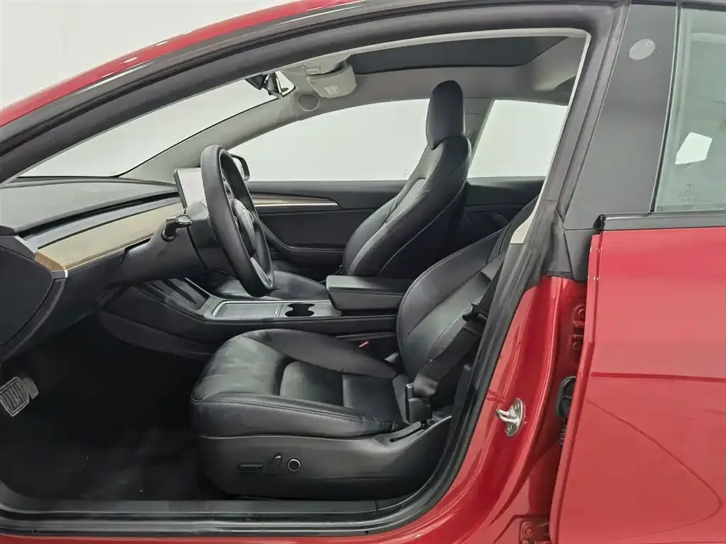 Tesla Model 3 — фото 10