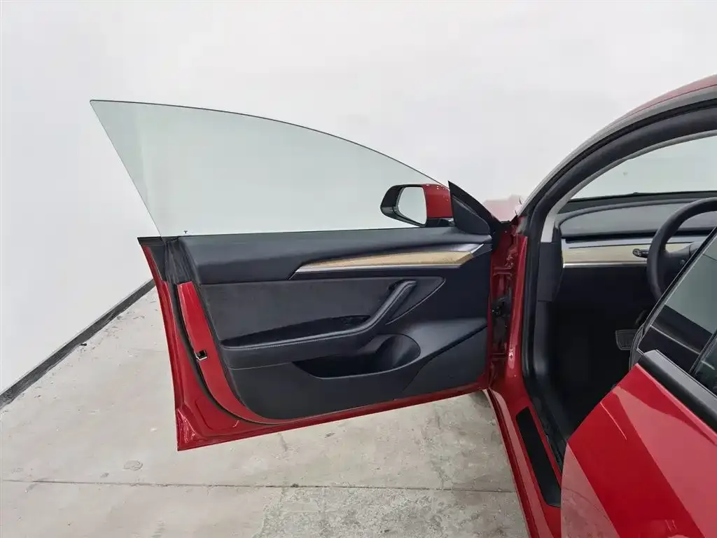 Tesla Model 3 — фото 4