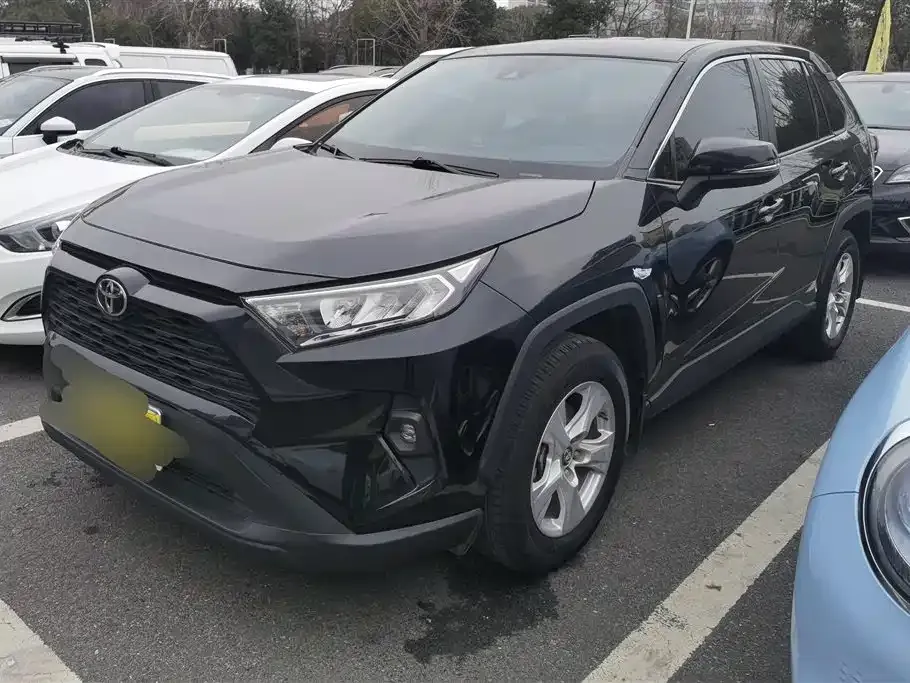 Toyota RAV4 — фото 1