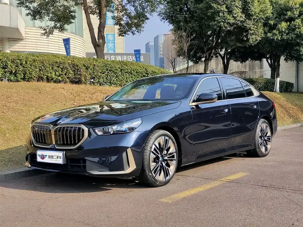 BMW 5 Series — фото 1