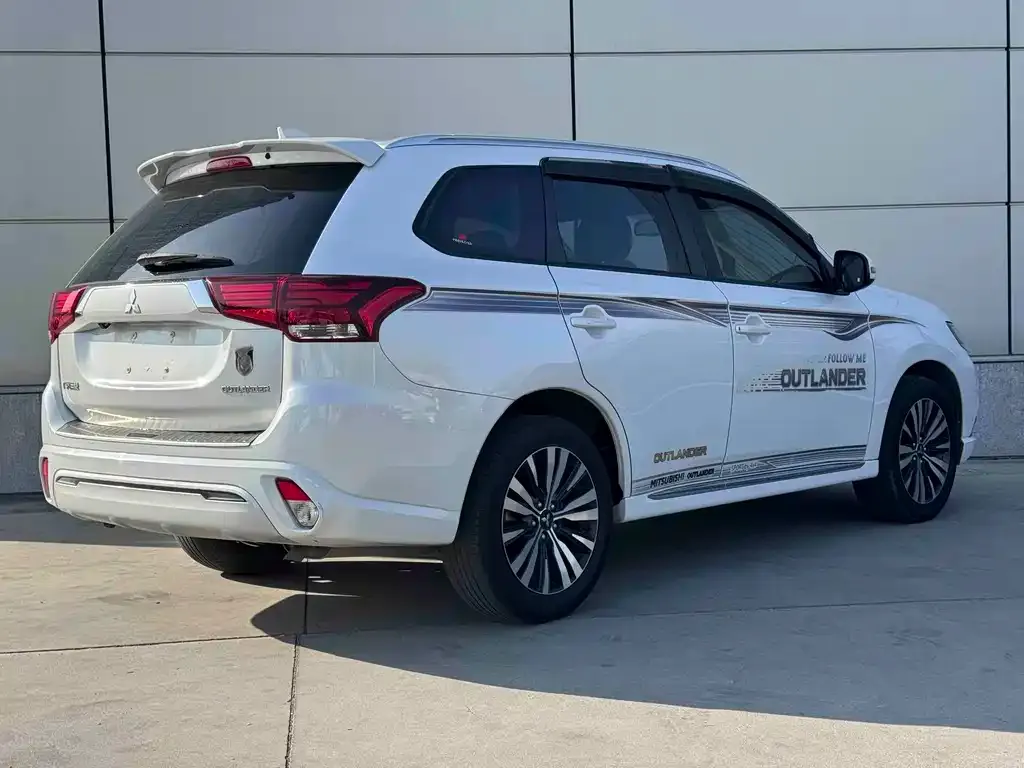 Mitsubishi Outlander — фото 8