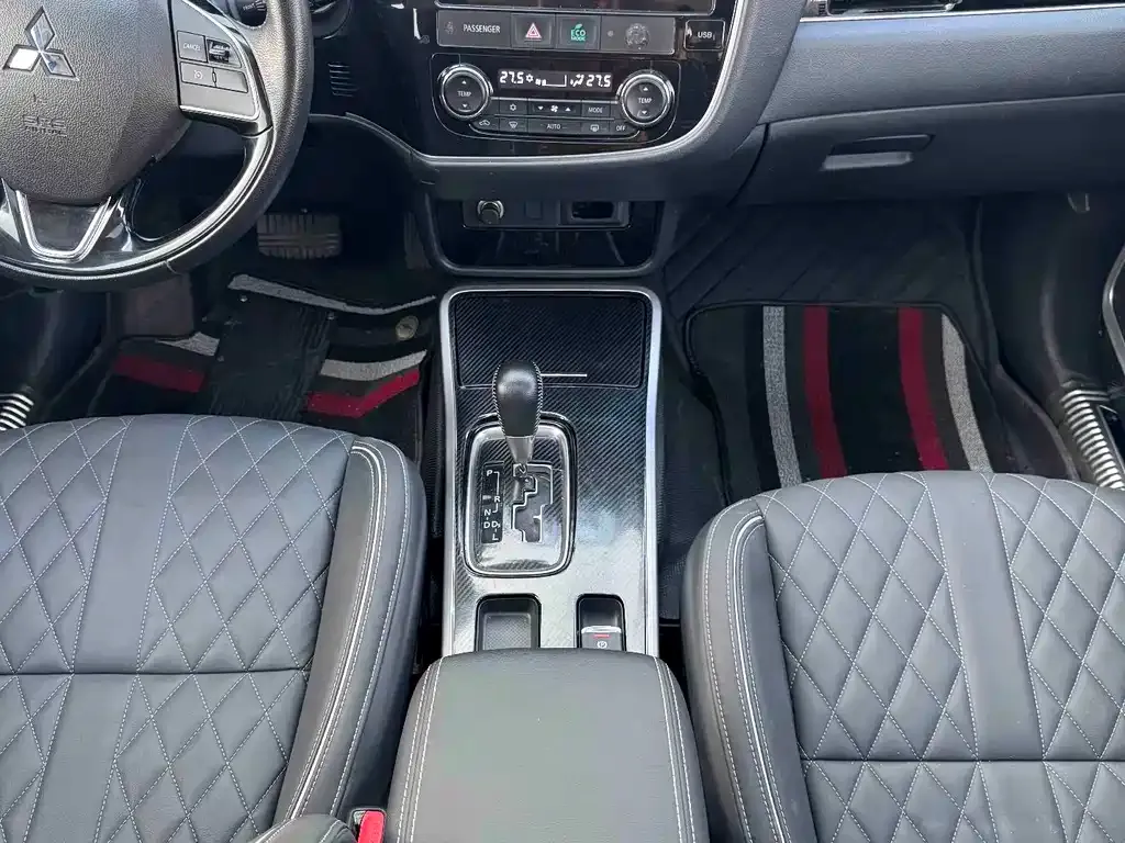 Mitsubishi Outlander — фото 10