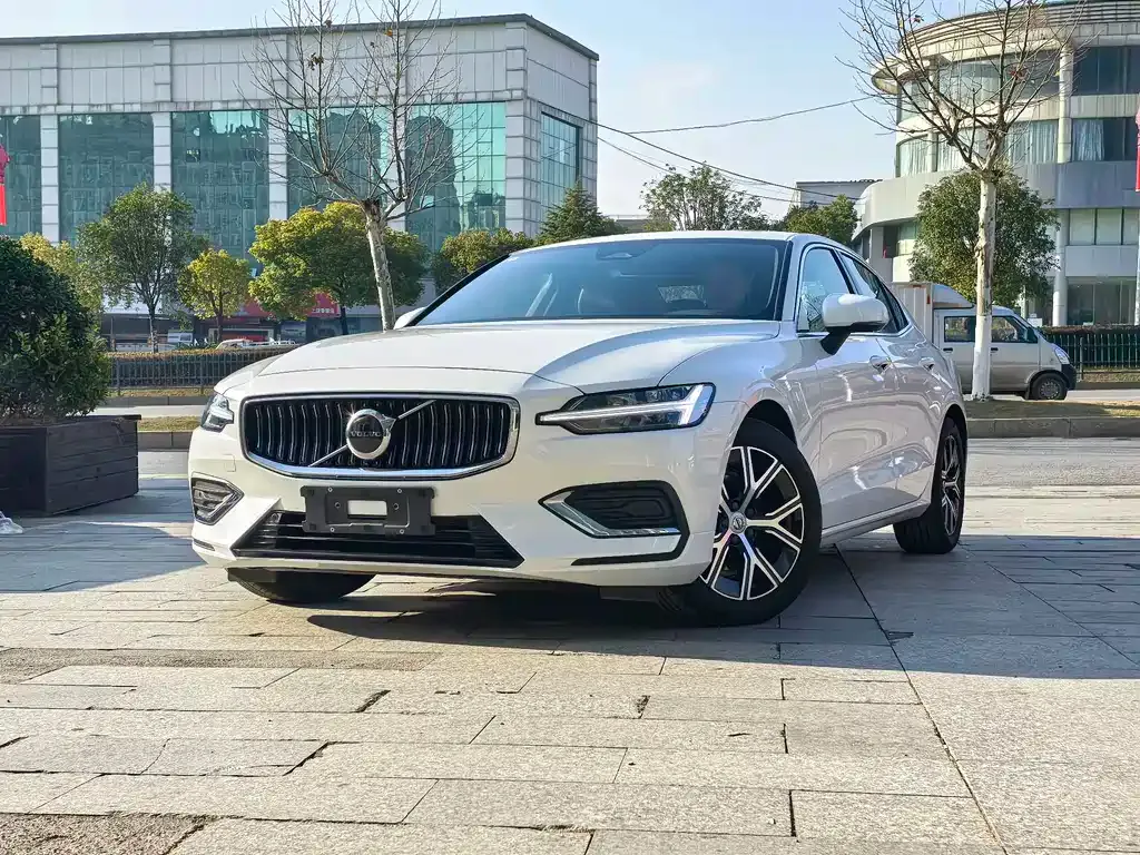 Volvo S60 — фото 1