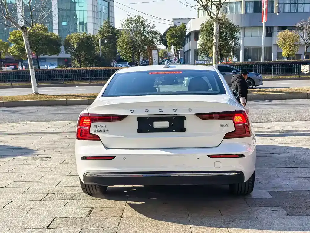 Volvo S60 — фото 10
