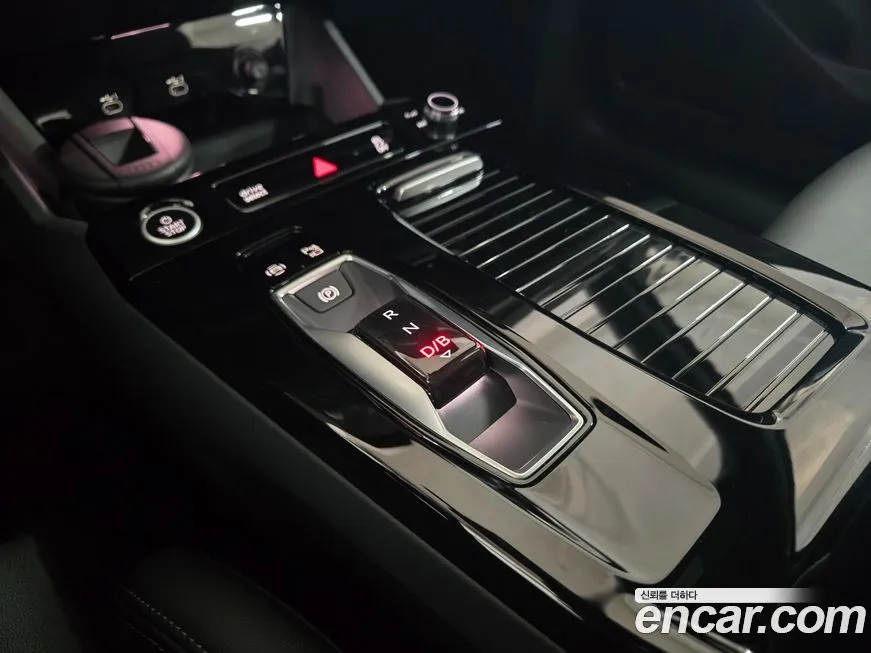 Audi Q6 e-tron — фото 10