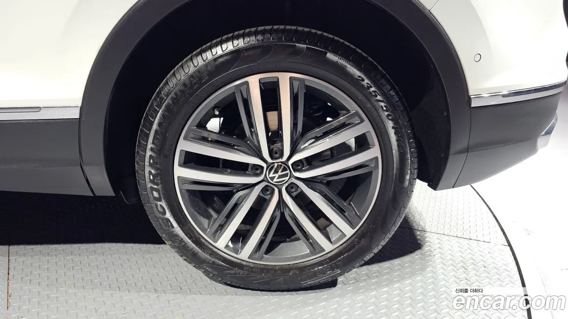 Volkswagen Tiguan — фото 8