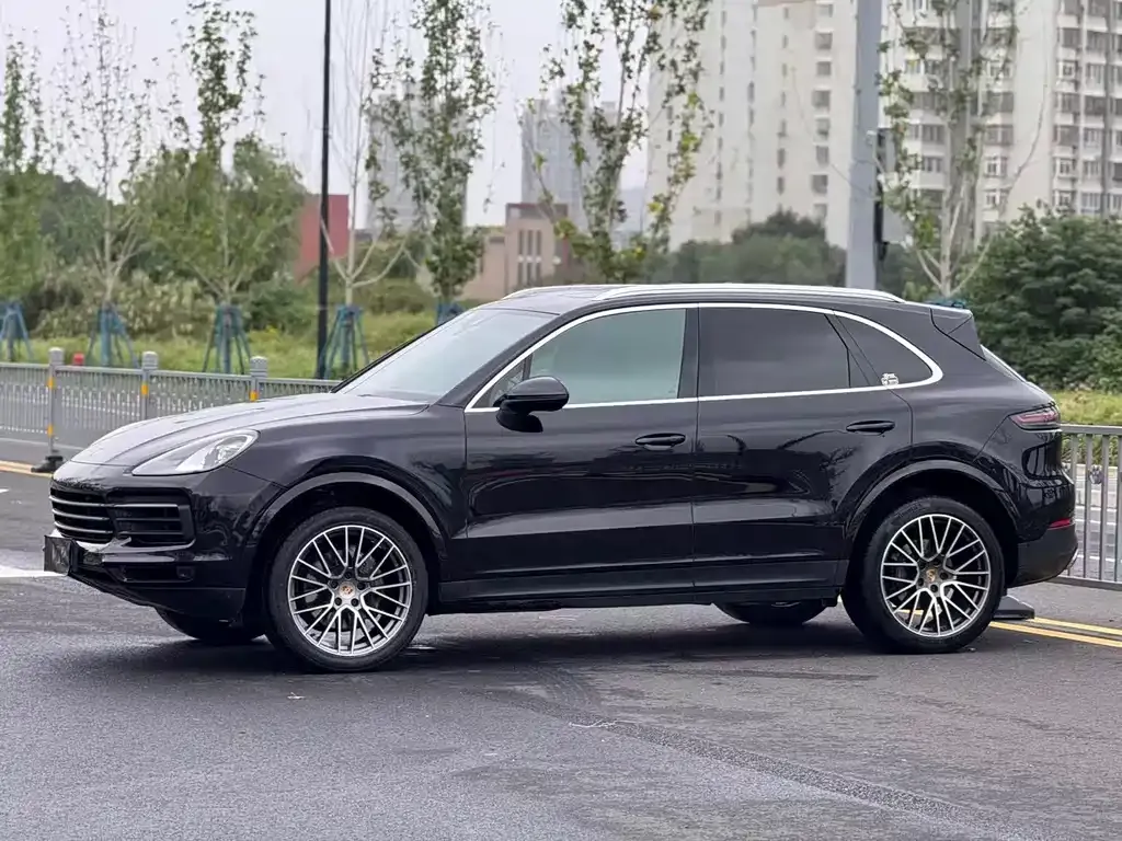 Porsche Cayenne — фото 1