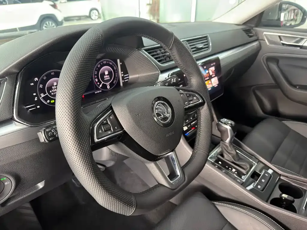 Skoda Superb — фото 5