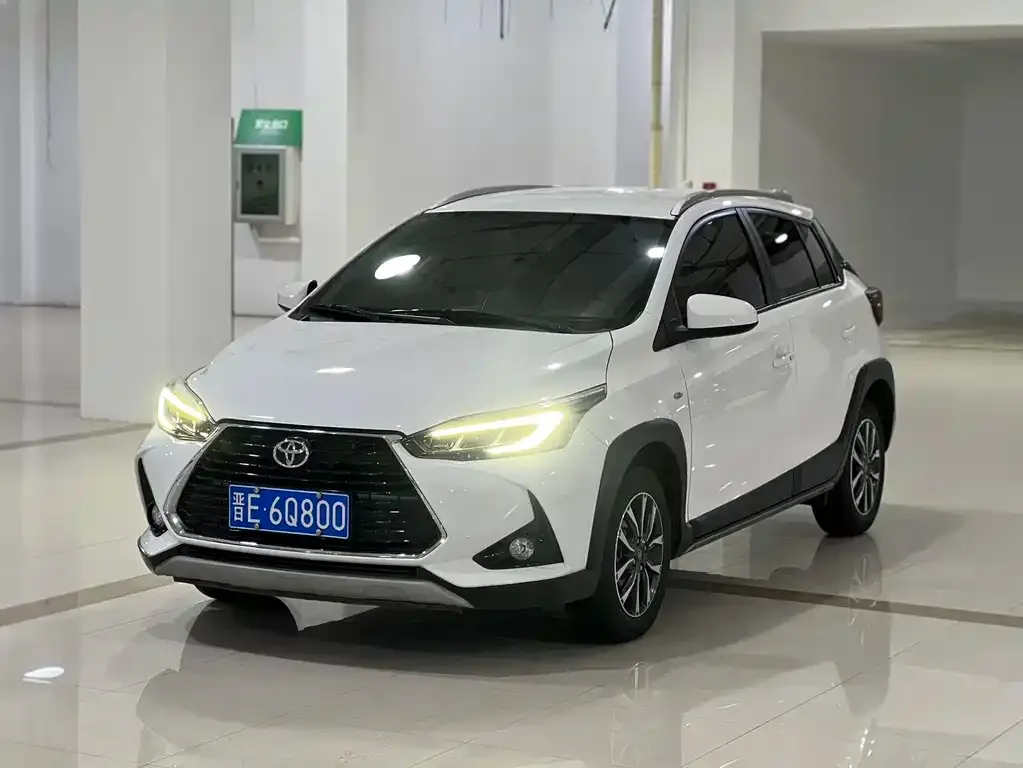 Toyota Yaris L — фото 1