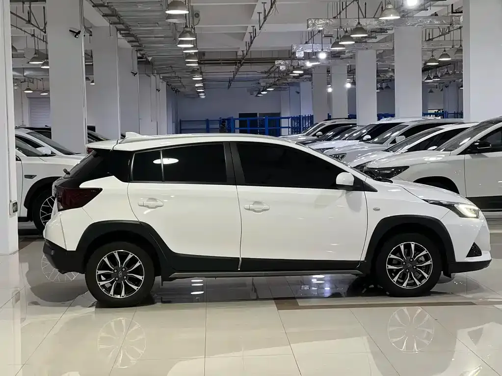 Toyota Yaris L — фото 5