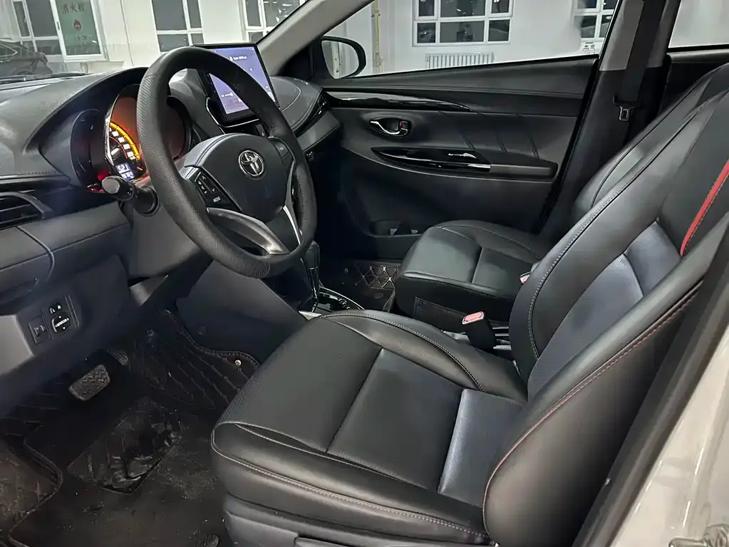 Toyota Yaris L — фото 9