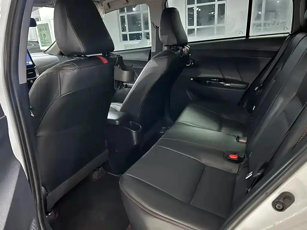 Toyota Yaris L — фото 2