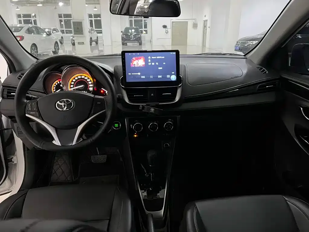 Toyota Yaris L — фото 7
