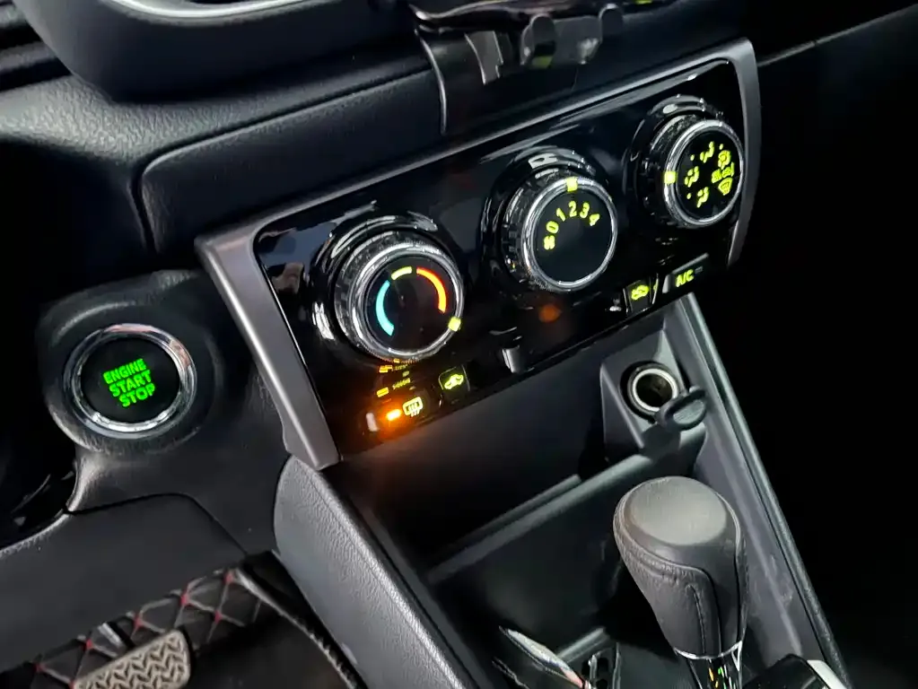 Toyota Yaris L — фото 4