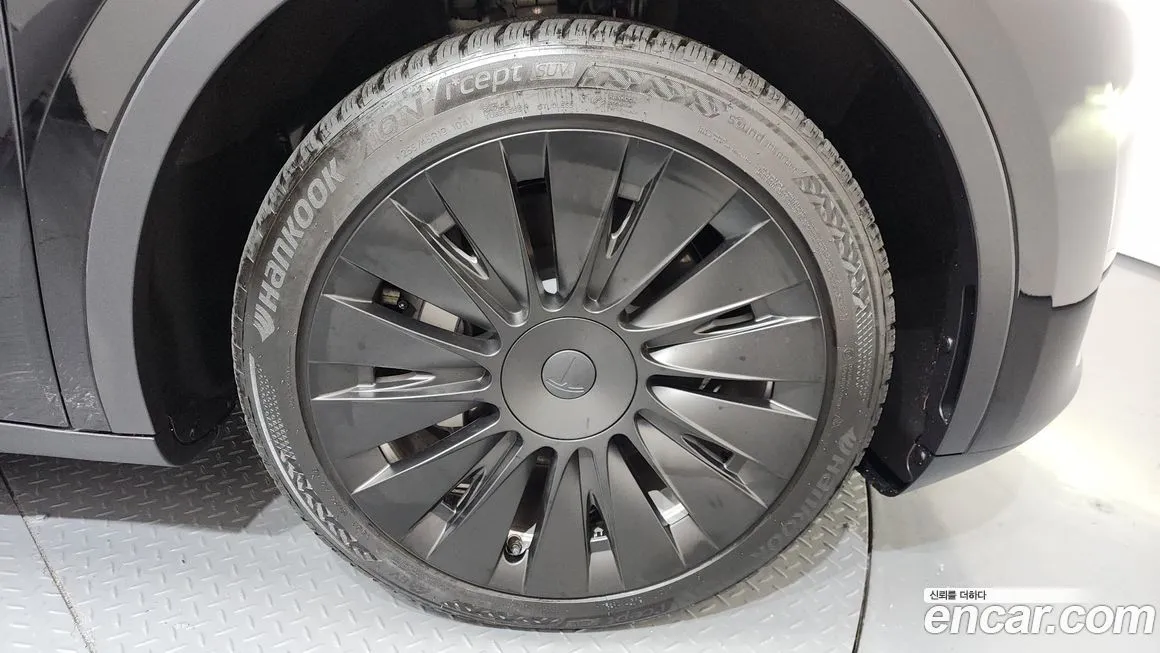 Tesla Model Y — фото 10