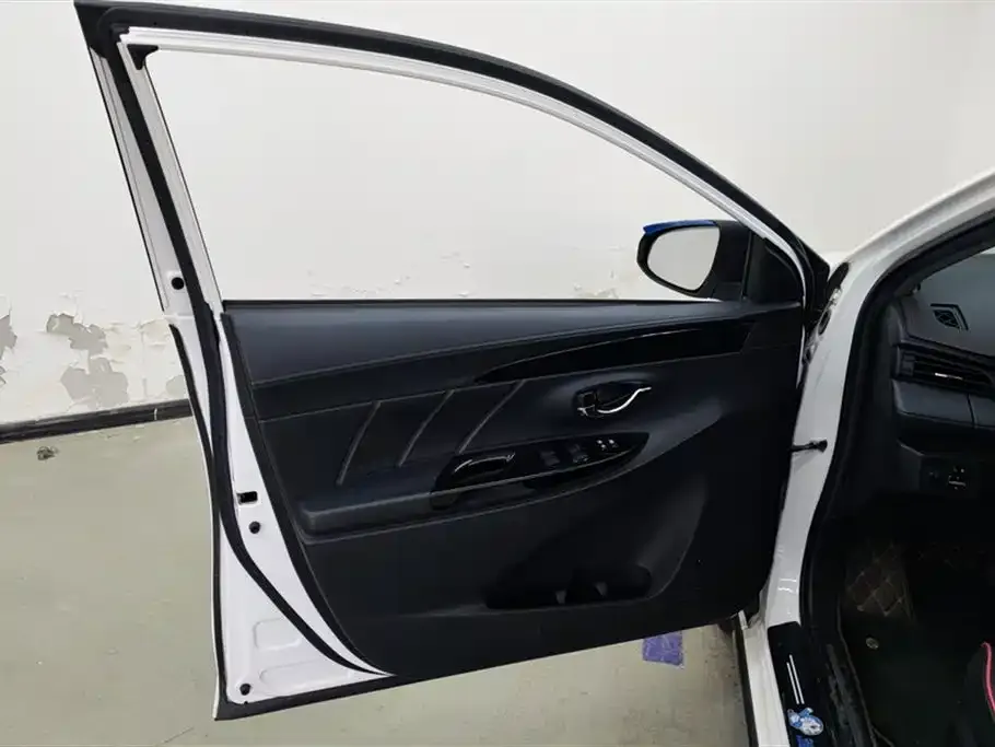 Toyota Yaris L — фото 4