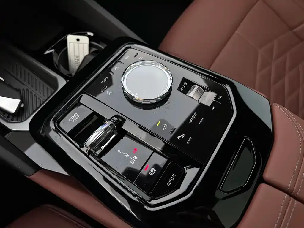 BMW i5 — фото 3