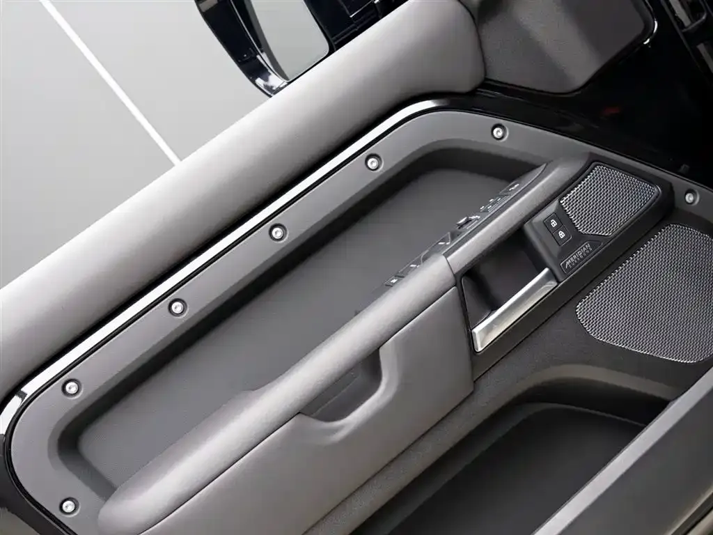 Land Rover Defender — фото 10