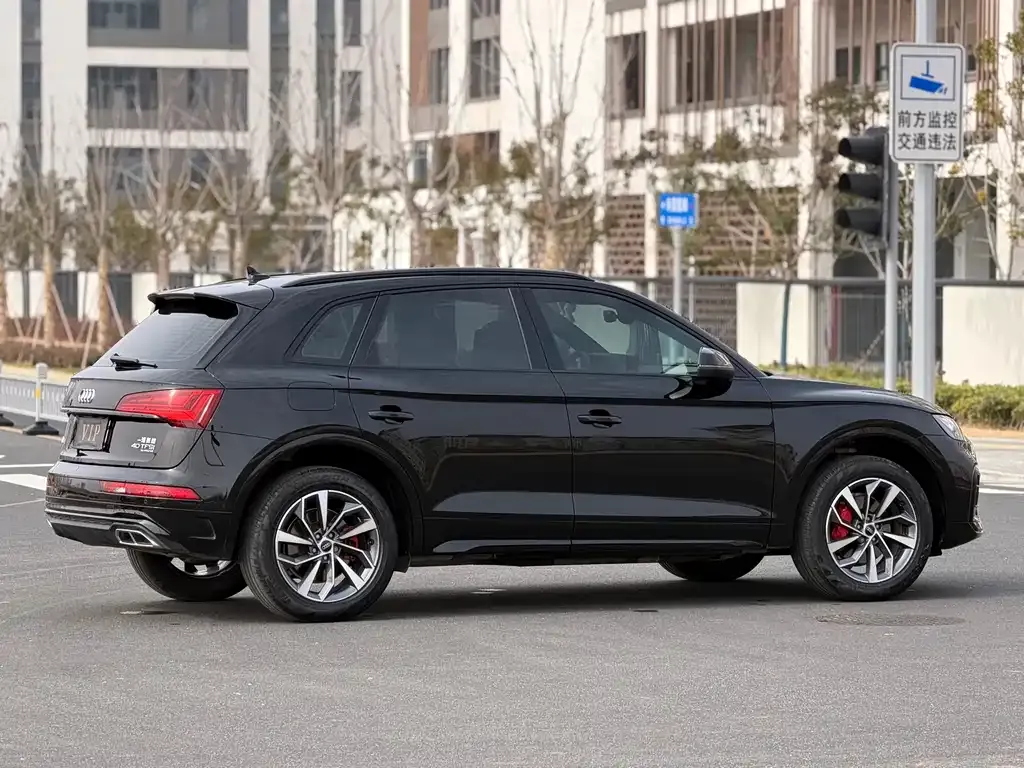 Audi Q5L — фото 10