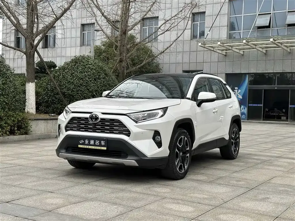 Toyota RAV4 — фото 1