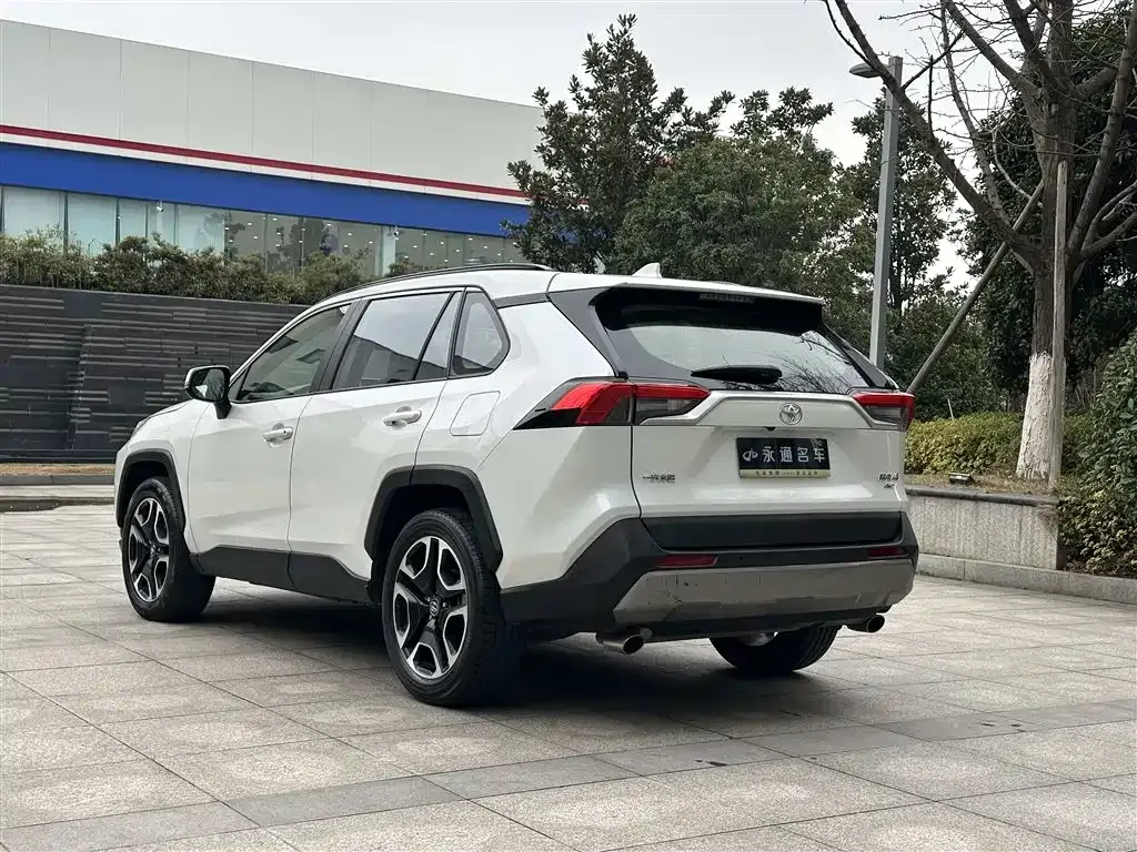 Toyota RAV4 — фото 9