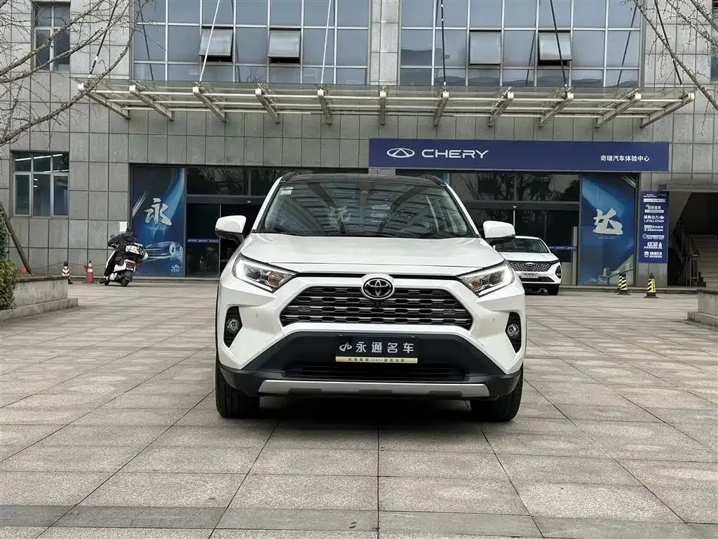Toyota RAV4 — фото 5