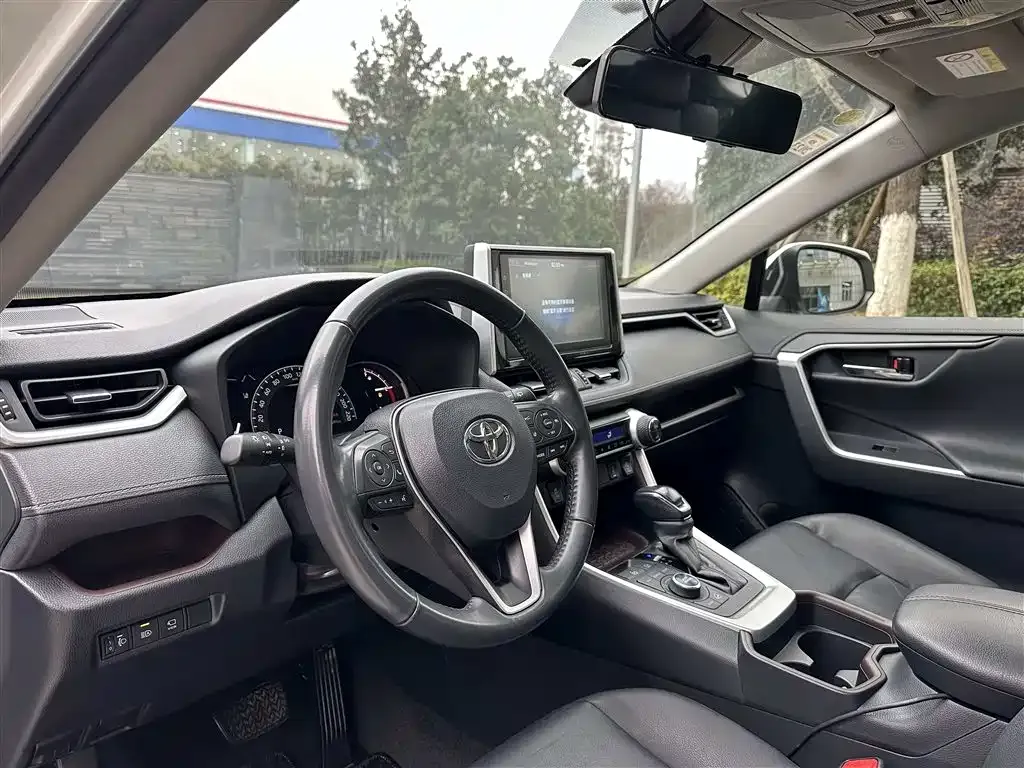 Toyota RAV4 — фото 4