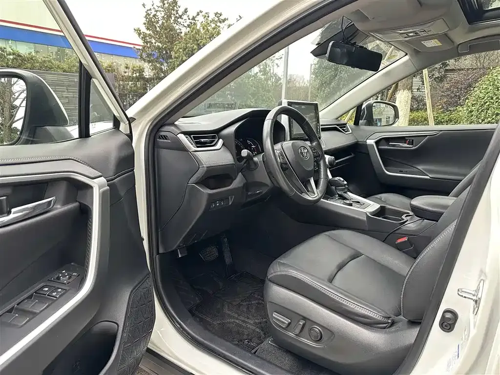 Toyota RAV4 — фото 6