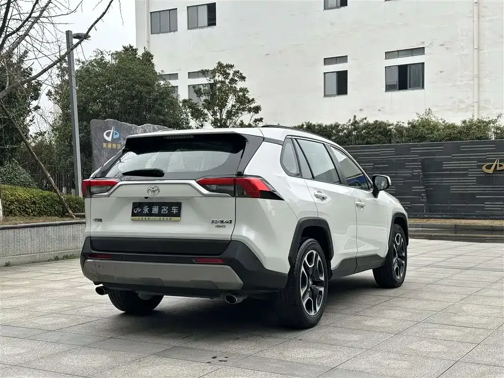 Toyota RAV4 — фото 7