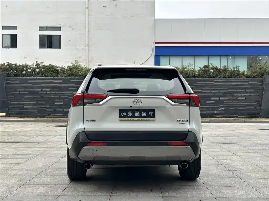 Toyota RAV4 — фото 8