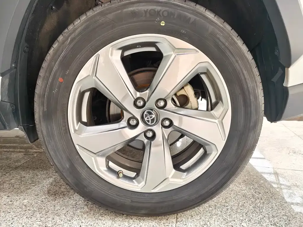 Toyota RAV4 — фото 3