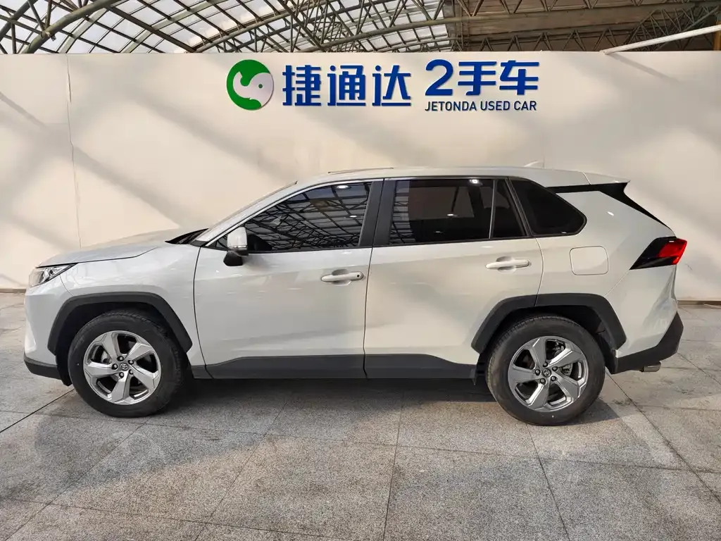 Toyota RAV4 — фото 5