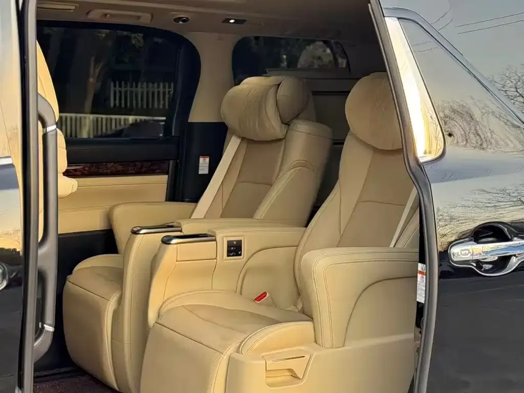 Toyota Alphard — фото 5