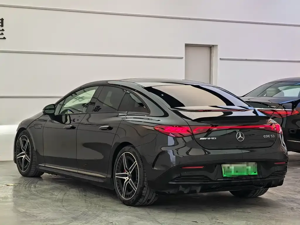 Mercedes-Benz EQE AMG — фото 3