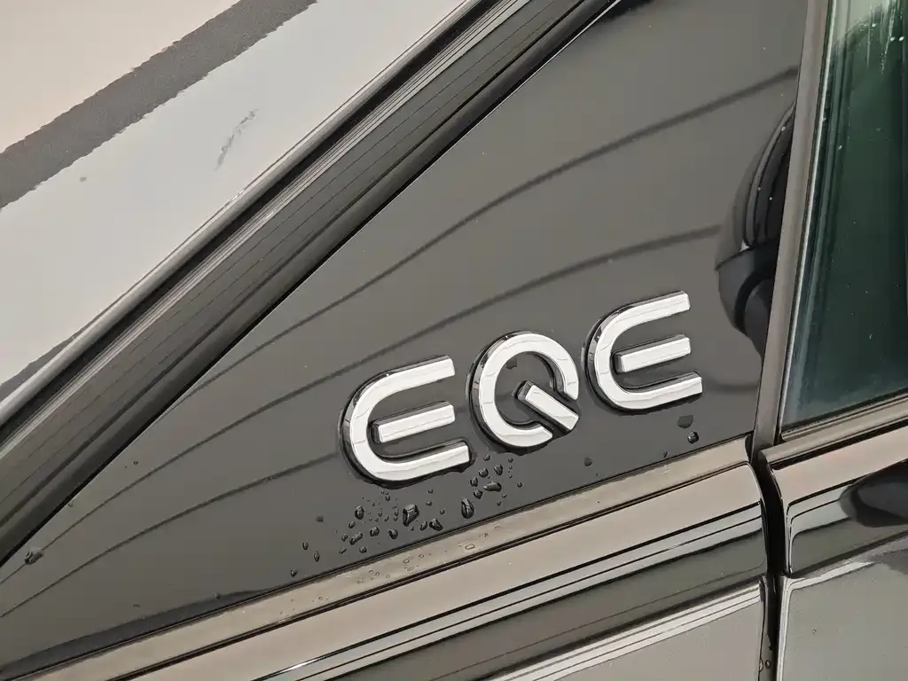 Mercedes-Benz EQE AMG — фото 9