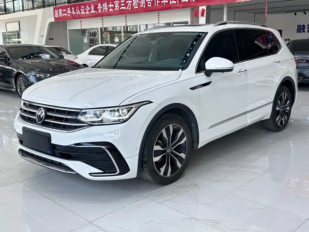 Volkswagen Tiguan L — фото 1