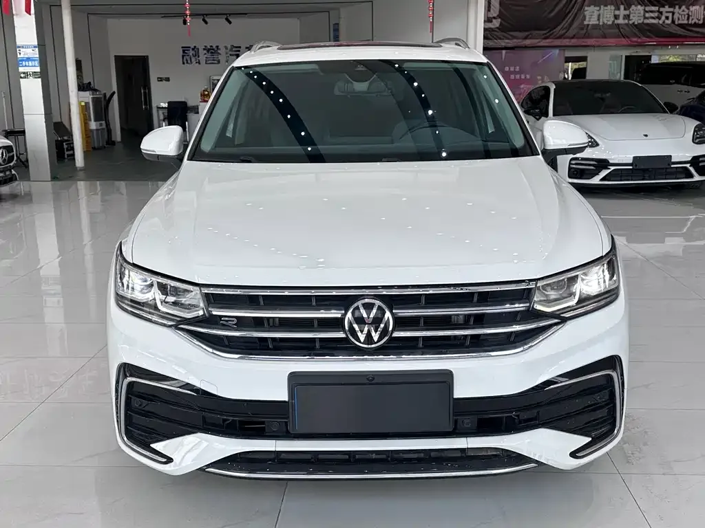 Volkswagen Tiguan L — фото 2