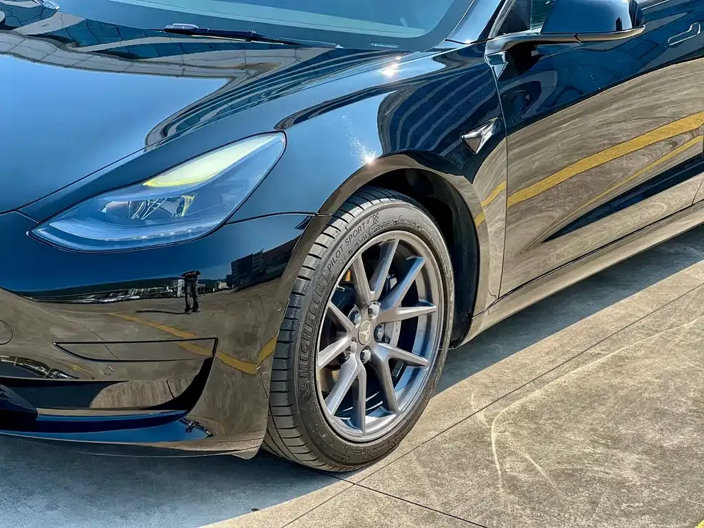 Tesla Model 3 — фото 9