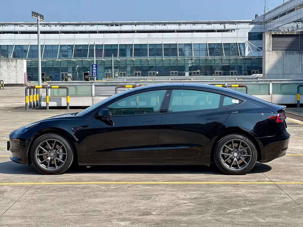 Tesla Model 3 — фото 10